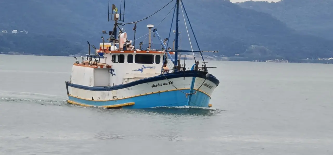 Barco de pesca Heróis da Fé — frota própria Rei do Mar no oceano